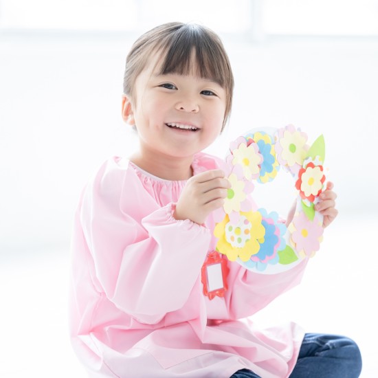 折り紙を持つ子ども